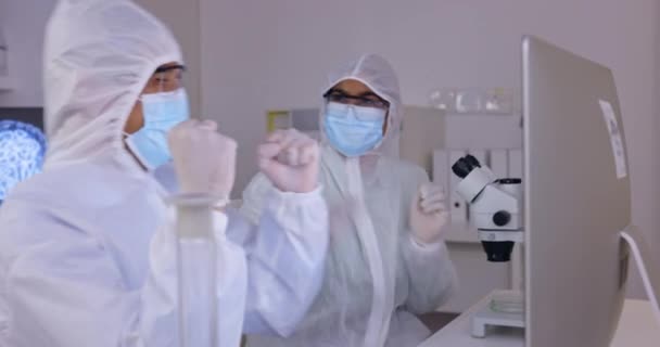 Covid Feliz Cientistas Com Alto Cinco Para Sucesso Avanço Médico — Vídeo de Stock