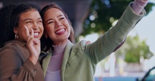 Selfie Komedi Och Lekfull Med Vänner Staden Poserar För Bild — Stockvideo