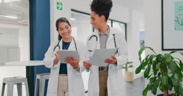 Médecins Parlants Marcheurs Tablettes Travail Équipe Hôpital Collaboration Analyse Tests — Video