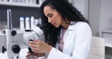 Bilim, kadın ve mikroskop laboratuvarda analiz, bilim adamı deney ve biyoteknoloji yapıyor. Kadın doktor, numuneyi analiz et ve laboratuardaki bilimsel araştırma ve tıbbi araştırmaya odaklan..