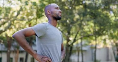 Siyahi adam, koşucu ve spor için parkta dinlenen, etrafa bakan ve zihin yapısı için doğa huzuru. Erkek, yorgun ve bitkin ağaçlar tarafından antrenman, sağlık, zindelik ve koşma için antrenman ve dinlenme.