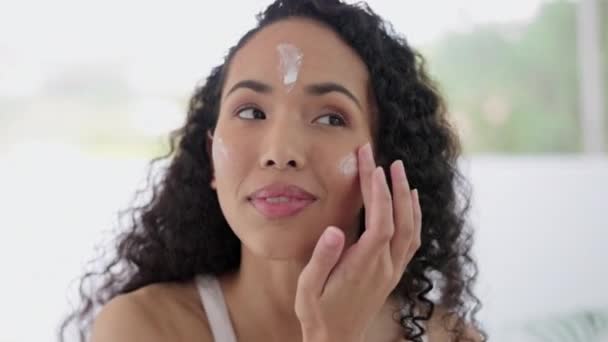 Χαρούμενη Γυναίκα Πρόσωπο Και Κρέμα Για Περιποίηση Δέρματος Καλλυντικά Ομορφιάς — Αρχείο Βίντεο