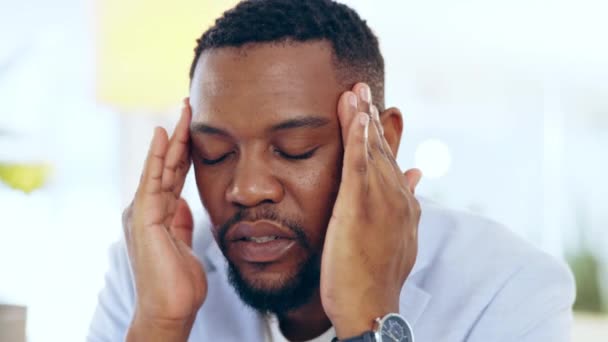 黑人男性 在办公室工作时 按摩太阳穴或呼吸来缓解头痛 非洲商人 疲惫不堪 头痛医头 面容疲倦 在工作场所焦虑或精疲力竭 — 图库视频影像