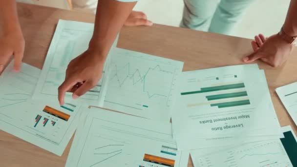 Befektetés Munkavállalói Kéz Dokumentumok Felülről Pénzügyi Adatokkal Táblázattal Együttműködéssel Pénzügyi — Stock videók
