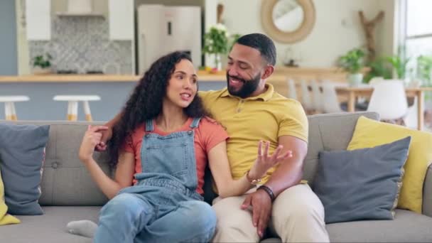 Feliz Casa Casal Sofá Falando Relaxar Com Felicidade Romance Conversa — Vídeo de Stock