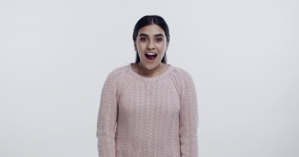 Genç Kadın Heyecanlı Yüzü Yumruğu Mutluluğu Beyaz Arka Planda Olan — Stok video