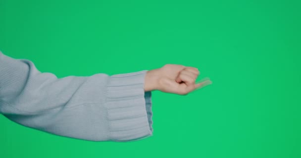 Shaka Bir Kadın Sosyal Medya Emojisini Göstermek Için Stüdyoda Yeşil — Stok video