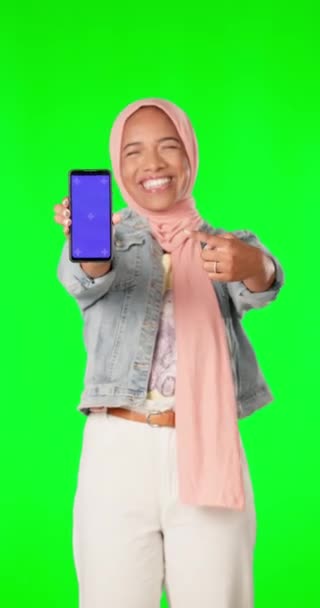 肖像画 緑の画面とマーケティングのための追跡マーカーと携帯電話を指しているイスラム教徒の女性 モバイル画面やディスプレイを示すイスラム教徒の女性とソーシャルメディア Eコマース クロマキー — ストック動画