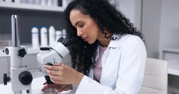 Tudomány Mikroszkóp Analízissel Laborban Tudós Kísérletezik Biotechnológiát Végez Női Orvos — Stock videók