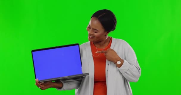 Tvář Zelená Obrazovka Černá Žena Ukazuje Notebook Úsměv Internet Pozadí — Stock video