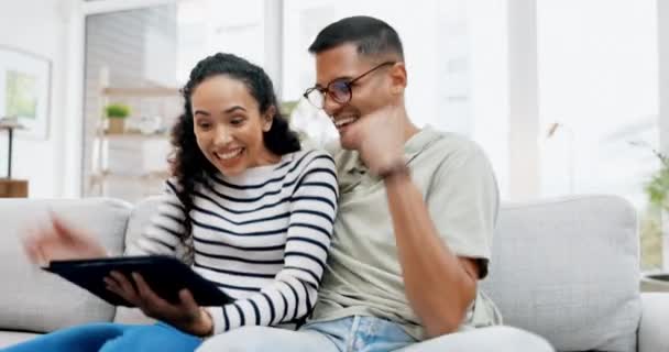 Pár Tabletta Pacsi Kanapén Otthon Nappali Ünneplés Győzelem Boldogság Online — Stock videók