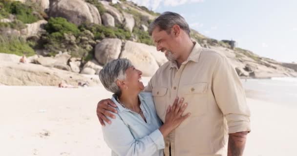 上了年纪的夫妇 在暑假或假期里 抱着自己的画像 带着微笑 快乐地度过暑假 老人和女人在海上为爱情 欢乐或幸福而欢笑 在户外退休旅行时也是如此 — 图库视频影像