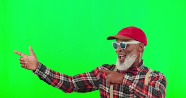 Funky Cool Und Schwarz Mann Zeigt Auf Einen Grünen Bildschirm — Stockvideo