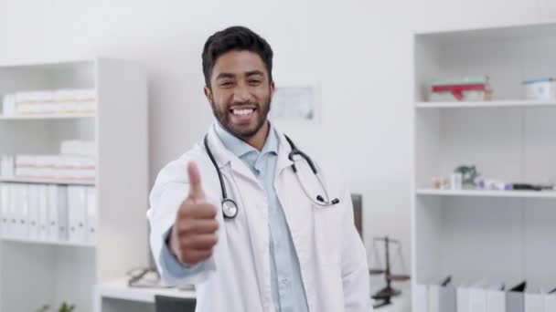 Médico Indio Cara Hombre Feliz Con Pulgar Hacia Arriba Para — Vídeos de Stock