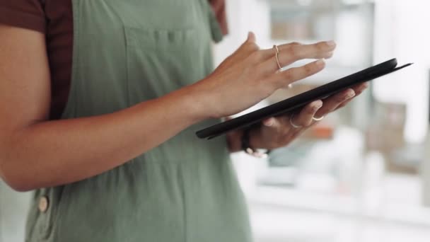 Close Mãos Mulher Com Tablet Digitação Conexão Para Mídias Sociais — Vídeo de Stock