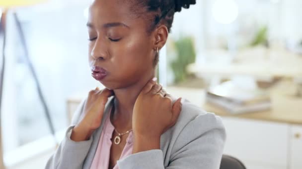 Zakelijke Zwarte Vrouw Nek Pijn Het Kantoor Letsel Spierprobleem Tijdens — Stockvideo