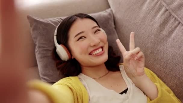 Pohled Shora Selfie Asijské Ženy Gauči Mírové Znamení Úsměv Doma — Stock video
