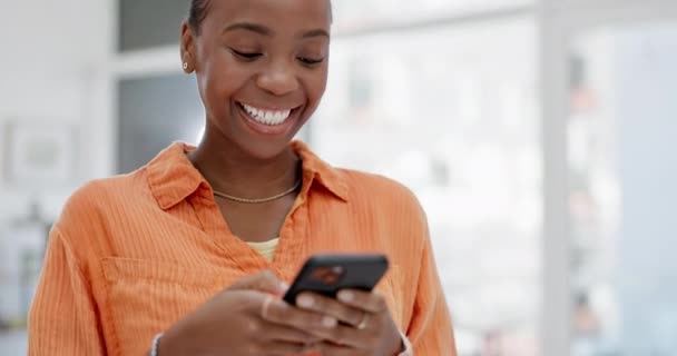 スマートフォン 黒人女性のタイピングやソーシャルメディア ミームやチャットでオンラインコメディで笑う 携帯電話 接続と無線Lan 笑顔を使用して幸せな女性とアプリと技術の投稿をチェック — ストック動画