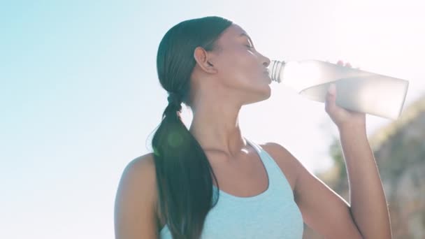 Runner Wanita Dan Air Minum Alam Setelah Kebugaran Berjalan Atau — Stok Video