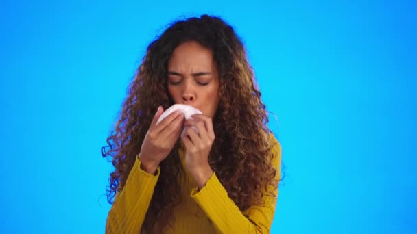 Kobieta Kichanie Alergia Chory Dmuchanie Nosa Izolowane Niebieskim Tle Grypą — Wideo stockowe