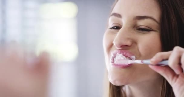 Женщина Чистила Зубы Зеркало Зубную Щетку Зубной Пастой Стоматологическим Здоровьем — стоковое видео