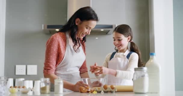 Assar Crianças Uma Mãe Com Sua Menina Aprendendo Sobre Cozinhar — Vídeo de Stock