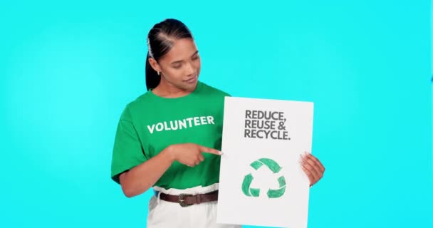 海报和回收与一个蓝色背景的女人在工作室持有一个保护标志 可持续性和绿色与一个有吸引力的年轻女性活动家站在生态 — 图库视频影像
