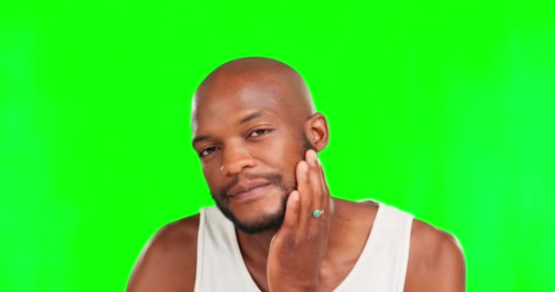 一个黑人的仪容整洁 胡子和脸都在一个隔离在工作室背景的绿色屏幕上 在背景下 一个非洲男人抚摸着他的面部头发以保持健康的感觉 表情和肖像 — 图库视频影像