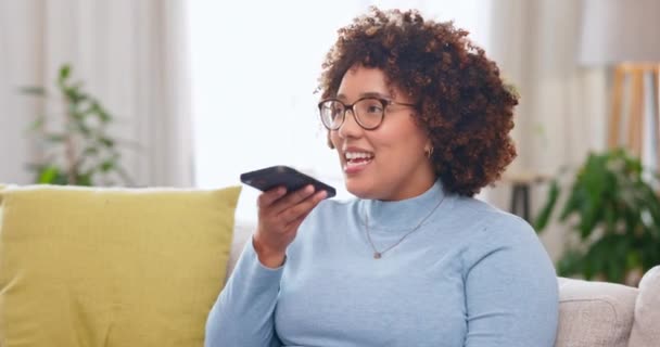 Wanita Berbicara Dan Panggilan Telepon Dengan Loudspeaker Rumah Untuk Catatan — Stok Video