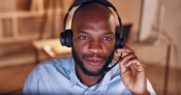 Siyahi Bir Adam Tele Pazarlama Danışman Geceleri Müşteri Desteğiyle Bir — Stok video