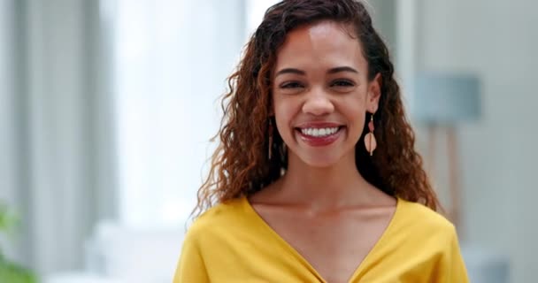Feliz Sonrisa Rostro Una Mujer Negocios Oficina Con Una Mentalidad — Vídeos de Stock