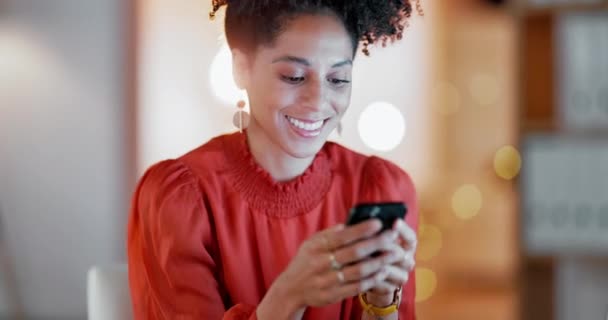 Счастливая Чернокожая Женщина Ночной Бизнес Общение Смартфоном Компании Офисе Онлайн — стоковое видео