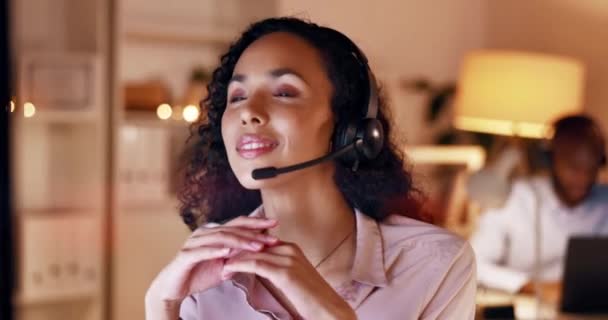 电话推销 夜班和快乐的女人在一台准备好呼叫中心工作的电脑上 在公司的写字台上 带着快乐的在线咨询工作的微笑 客户支持和客户关系管理员工 — 图库视频影像