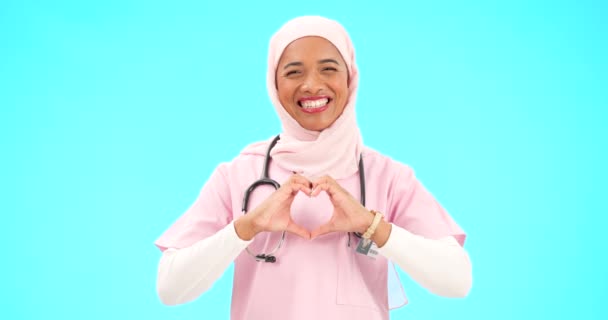 Обличчя Медсестра Мусульманка Руками Серця Студії Ізольовані Синьому Фоновому Макеті — стокове відео