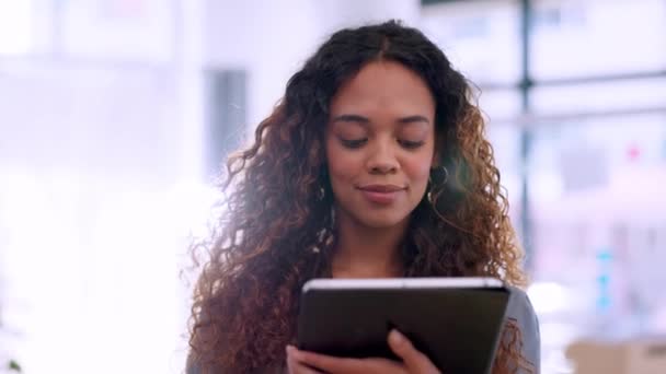 비즈니스 여성은 이메일 플레어의 온라인 애플리케이션을 사무실에서 태블릿으로 스크롤을 노동자 — 비디오