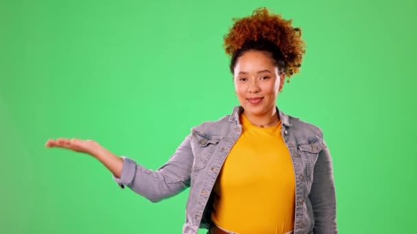 Mockup Παρουσιάζοντας Και Χαμογελώντας Μαύρη Γυναίκα Στο Studio Για Προβολή — Αρχείο Βίντεο