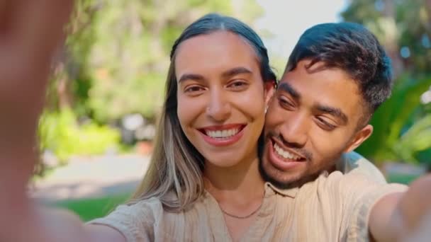 Selfie Liebe Und Glückliches Gemischtrassiges Paar Park Für Bindung Zeit — Stockvideo