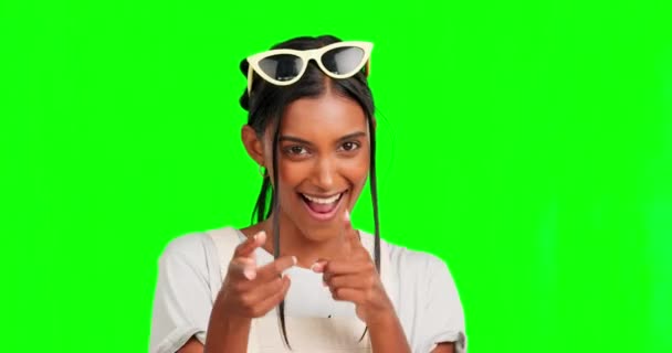 手指枪 兴奋的面对着绿色屏幕上的印度女人 寻求鼓励 动力和快乐 用时尚 时尚和滑稽的手势 对工作室里的女孩进行讽刺 感伤和肖像画 — 图库视频影像