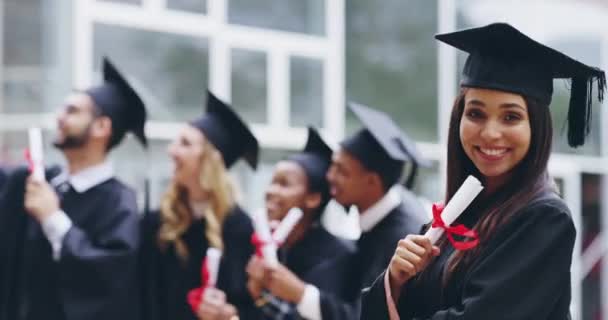 奨学金と将来のための女性の顔と幸せ 卒業と達成 ディプロマ アカデミーイベントのための大学生の肖像画と知識と大学 証明書と誇り — ストック動画