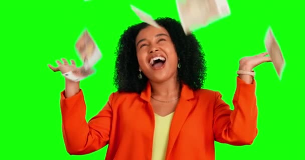 緑の画面のお祝い 幸せな女性とビジネス利益のためのお金の雨 ユーロ現金支払いや賞をプレゼント 興奮した競争の勝者 経済成長とスタジオの背景にクロマキーパーソン — ストック動画