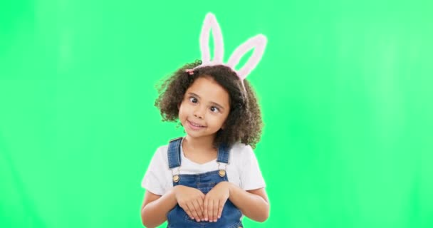 楽しさを楽しみながら スタジオで緑の画面の背景に女の子と子供 イースターと面白い顔 ウサギ 休日ともにかわいい女の子子供遊び上のChromakey Mokup — ストック動画