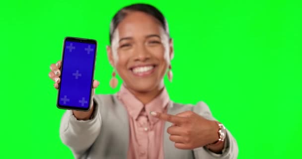 マーケティングのための追跡マーカーを持つ電話を指している肖像画 モックアップとビジネスの女性 空のモバイルディスプレイを示す女性従業員とソーシャルメディア Eコマース 緑の画面 — ストック動画