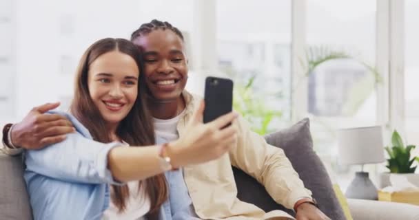 Dilinizi Çıkarın Selfie Çekin Çift Koltukta Öpüşün Mutlu Hatıralar Için — Stok video
