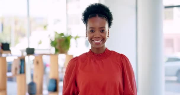 Μαύρη Γυναίκα Πρόσωπο Και Χαμόγελο Στο Γραφείο Εκκίνησης Για Τους — Αρχείο Βίντεο