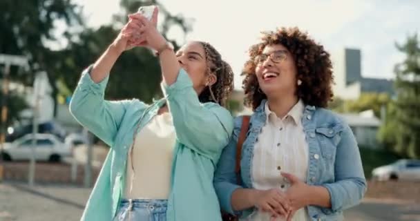 Przyjaciele Telefon Selfie Mieście Podróż Zabawy Lub Dzień Wolny Tle — Wideo stockowe