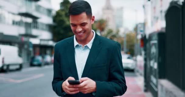 Glad Man Företag Och Smartphone Staden Skriva Kommunikation Och Chatta — Stockvideo