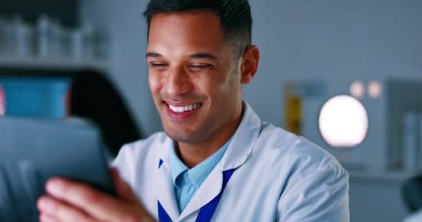 Ciencia Feliz Hombre Laboratorio Con Tableta Para Internet Sitio Web — Vídeo de stock
