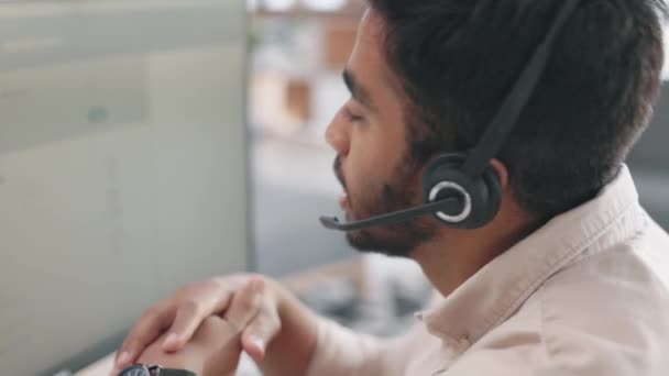 Adamı Çağrı Merkezi Müşteri Hizmetleri Için Bilgisayar Ekranında Danışmanlık Tele — Stok video