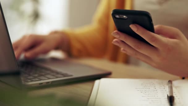 Kobieta Bliska Ręce Smartfon Laptopa Pisania Połączenia Online Zdalnej Pracy — Wideo stockowe