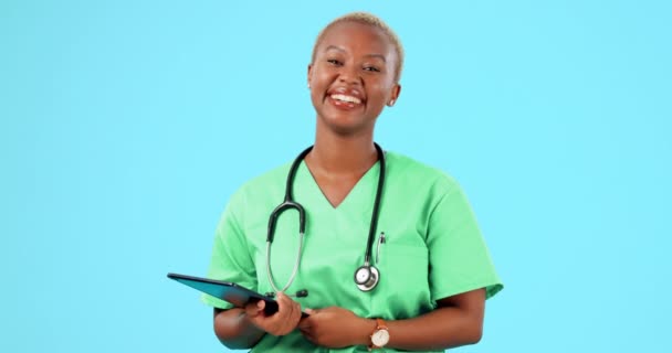 Heureuse Femme Noire Infirmière Tablette Pour Les Soins Infirmiers Recherche — Video